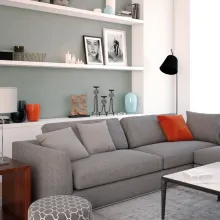 Ściana w salonie pomalowana odcieniami Stony Beach, Neutral, White z kolekcji Beckers Designer Colour i  Beckers Designer Universal