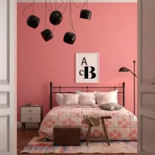 Ściana w sypialni pomalowana odcieniami Desert rose i Rosewood z kolekcji Beckers Väggfärg Colour