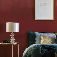 Ściana w sypialni pomalowana odcieniem Cherry z kolekcji Beckers Designer Colou