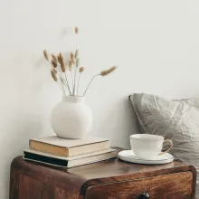 Ściana w sypialni pomalowana odcieniem Ideal z kolekcji Beckers Designer Colour