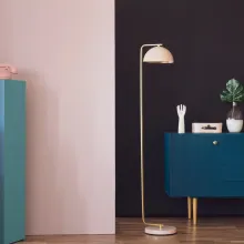 Ściana w salonie pomalowana odcieniem Nile z kolekcji Beckers Designer Universal