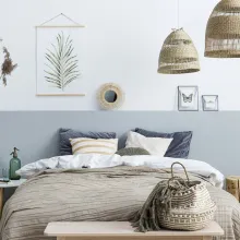 Ściana w sypialni pomalowana odcieniem Neutral z palety Beckers Designer Colour