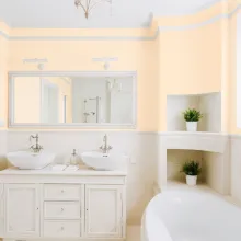 Ściany w łazience pomalowane odcieniem Exotic apricot z kolekcji Beckers Designer Kitchen & Bathroom