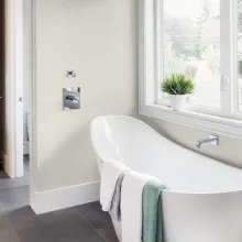 Ściany w łazience pomalowane odcieniem Linen white z kolekcji Beckers Designer Kitchen & Bathroom