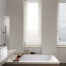 Ściany w łazience pomalowane odcieniem Porcelain grey z kolekcji Beckers Designer Kitchen & Bathroom