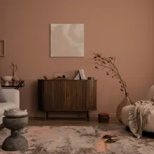 Ściana pomalowana kolorem Brownie