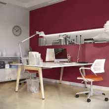 Aranżacja wnętrza dla miejsca pracy w malinowych tonacjach