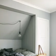Neutralny szary kolor w salonie