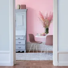 Ściana w jadalni pomalowana Candy Pink z Beckers Designer Colour
