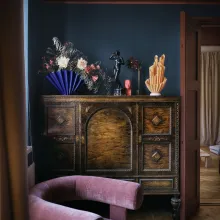 Ściana w salonie w odcieniu Denim